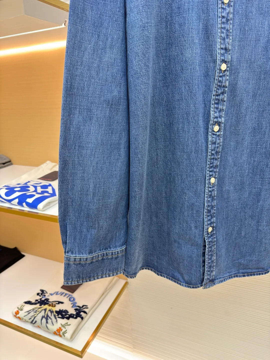 Ralph Lauren colorful embroidered denim shirt ●Original version: Purchased and developed at 1790 ●Item number: 1682021-A95 ●Material: ring yarn denim fabric ●Technology: embroidery production ●Color: washed blue ●Version: fitted version ●Weight: about 520 grams ●Size: S-M-L-XL ●Description: Customized mellow thick weave twill ring yarn denim Soft and silky Comfortable to the skin Mist indigo A denim poem dyed with time. The exquisite colorful pony logo on the left chest jumps into indigo. It is highly recognizable. It carries an atmosphere of freedom and vitality. The symphony of pure and smart colors. The deconstructed poetics of the peak collar and placket creates a lazy French atmosphere. Even walking has a designed sense of calmness. Imported machine embroidery technology is used, advanced computer control systems and precision mechanical components are used to realize colorful pony embroidery operations with high precision. The lines are smooth and delicate, and multiple horse-sanding machines are used to rub sand in specific parts by using high-pressure spray guns to achieve a local gradient effect. Then, a unique texture pattern is created through frosting technology. The workmanship is extremely complex and time-consuming. The washing and coloring process is used. Special desizing agent is preferred. The fabric is soaked in it to be evenly sized. After desizing Finally, rinsing is carried out. The workmanship is extremely complicated and the loss is high. The overall wiring is straight and delicate, the fabric is comfortable and soft, and the color is consistent without color difference. It can be matched with the same style to create a fashionable look and control various occasions. Customized accessories, complete with three standards, same style for men and women!
